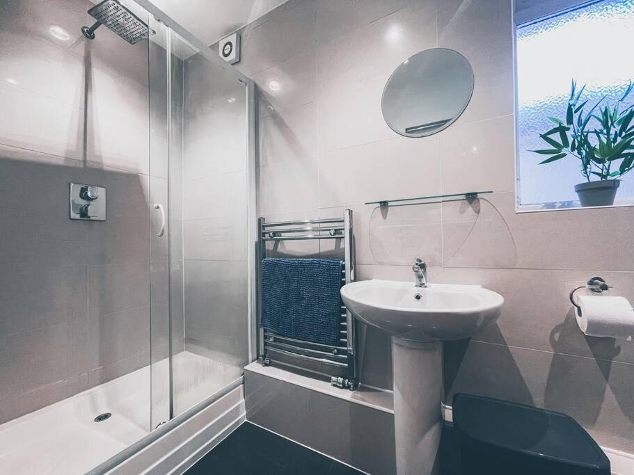 Modern 3 Ground Floor Parking And Garden Apartment บอร์นมัธ ภายนอก รูปภาพ